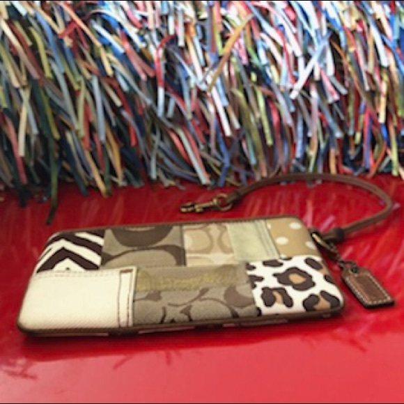 Coach classic canvas wristlet - Picture 2 of 7